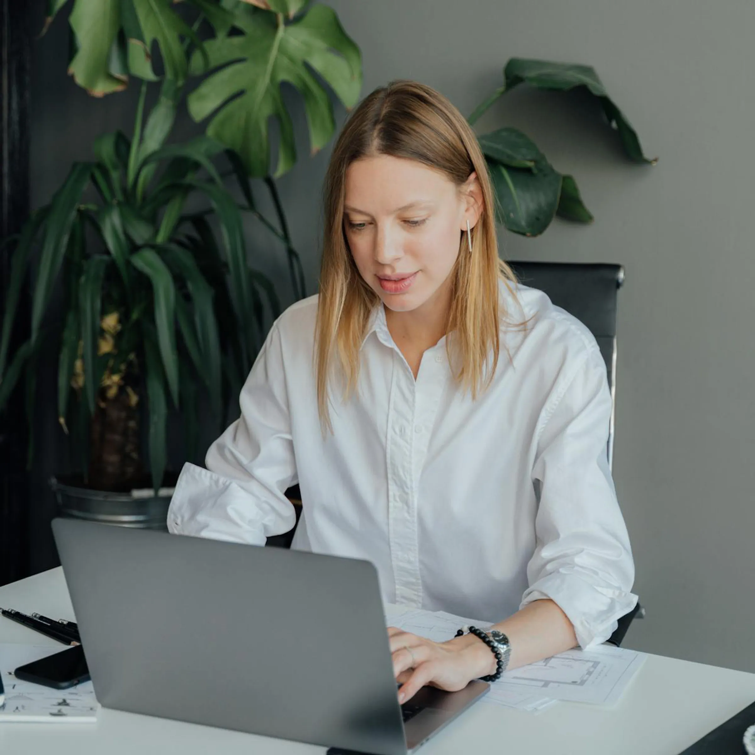 Salesforce media partner solution junkies work woman